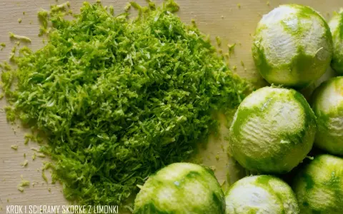 Świeżo starta skórka z limonki, idealna do kordiałów, leży obok kilku obranych owoców.