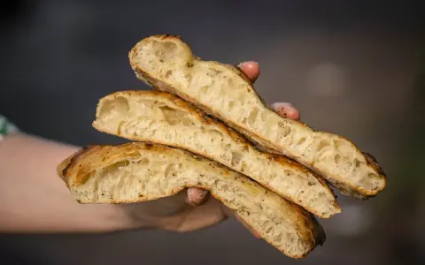 Jak rozmrozić ciasto na pizzę? Bezpieczne metody i porady eksperta