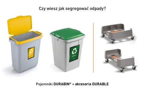 Pojemniki na odpady plastik i szkło, obok wózki do ich transportu. Prawidłowy kod odpadu ułatwia segregację.