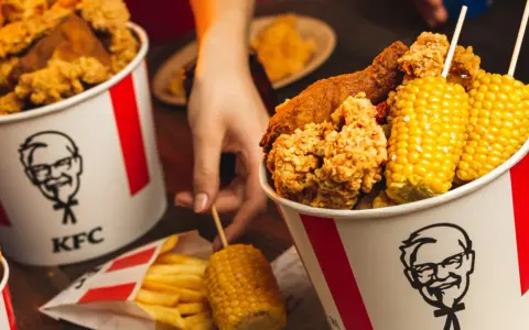 Kosz z kurczakiem KFC, frytki i kolby kukurydzy. Zastanawiasz się nad frytki KFC kcal?