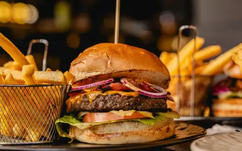 Jak zrobić idealnego burgera? Sekrety mistrza w Twojej kuchni