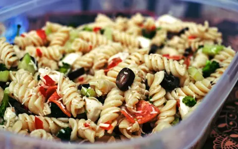 Fusilli-Nudelsalat mit Oliven, Paprika und Brokkoli, perfekt als salat zum grillen.