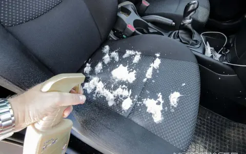 Jak skutecznie wyczyścić tapicerkę w aucie? Poradnik DIY