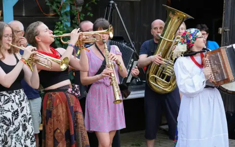 Zespół gra na instrumentach dętych i akordeonie. Góralska muzyka nowoczesną brzmi wesoło, tworząc radosną atmosferę.