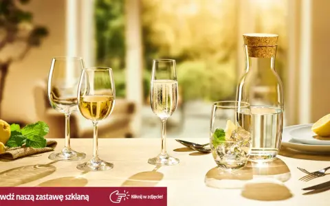 Eleganckie kieliszki i szklanki na stole, idealne do serwowania wina, szampana, drinków, a także w czym pić likier.