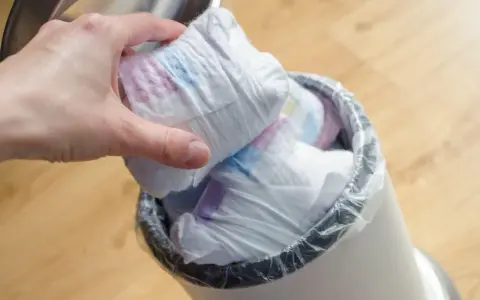 Pieluchy: Gdzie wyrzucić? Tylko do czarnego kosza! Koniec mitów