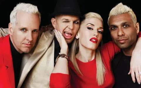 Les membres de No Doubt posent ensemble, Gwen Stefani au centre, avec un clin d'œil espiègle d'un autre membre.