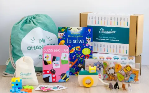Kit de juegos para restaurante Ohanabox con bolsa, libro de pegatinas, cámara de juguete y figuras de animales. ¡Diversión sin pantallas para los más pequeños!