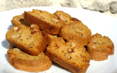 Une pile de canistrelli aux amandes, parfaits pour accompagner un café. Une délicieuse canistrelli recette.