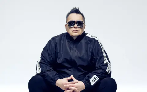 Marek "Mrozu" Mróz w okularach i czarnej kurtce z napisem "GETTA", jakby szykował się na koncert zespołu Munka Staszczyka.