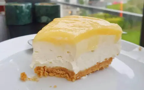 En bit krämig citron cheesecake med kexbotten. Perfekt för en fika.