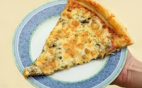 Domowa pizza: Ile kalorii na kawałek? Oblicz i jedz bez winy!