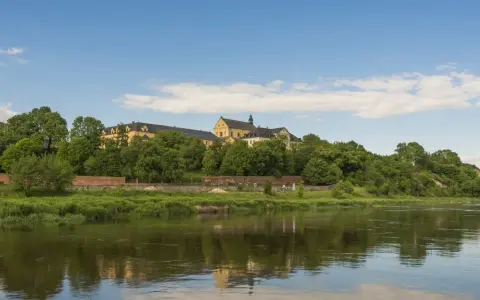 Malowniczy widok na rzekę i wzgórze z zabudowaniami klasztornymi. Drohiczyn atrakcje zachwycają o każdej porze roku.