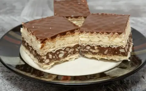 Czekoladowe wafle z kremem i orzechami, pyszna przekąska, która może kusić, ale warto sprawdzić knoppers kcal.