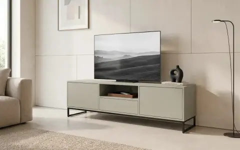Nowoczesna nadstawka rtv z telewizorem i dekoracjami, tworząca stylową przestrzeń w salonie.