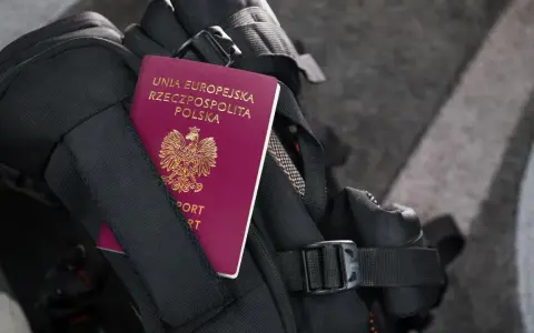 Gotowy do podróży? Paszport z lubelskiego urzędu wojewódzkiego w Lublinie, oddział ds. paszportów, czeka w plecaku.