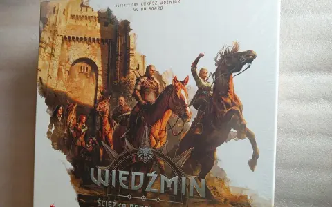 Wiedźmin: Ścieżka Przeznaczenia. Postacie na koniach pędzą ku zamkowi, gotowe na przygodę.