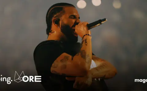 Drake w Polsce, na scenie, z mikrofonem w dłoni, w blasku świateł.