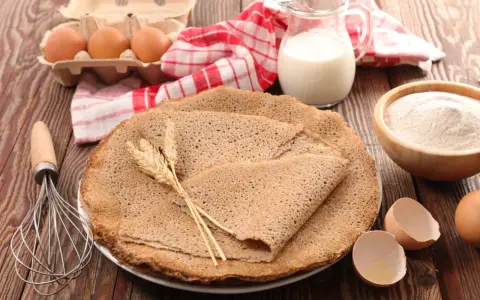 Délicieuses crêpes de pâte sarrasin, accompagnées d'œufs, de lait et de farine. Un délice rustique prêt à être dégusté.