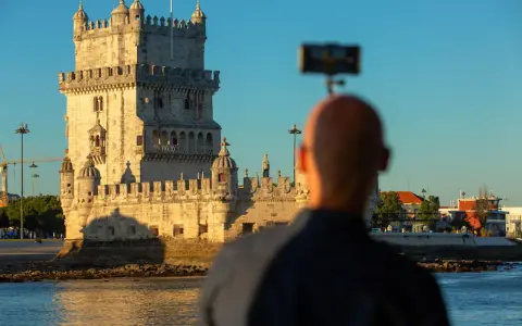 Mann filmt die beeindruckende Torre de Belém, eine der wichtigsten Belem Sehenswürdigkeiten, bei Sonnenuntergang.