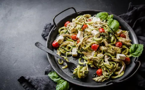 Zucchinipasta med kyckling, tomater och fetaost. Ett perfekt protein recept för en lätt och god måltid.