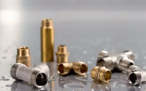 Akcesoria hydrauliczne, takie jak złączki, pokazują, jak połączyć rurę stalową z PEX.