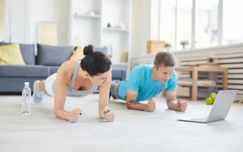 Para ćwiczy w domu, wykonując deski. Wierzą, że trening w domu efekty przyniesie szybko.