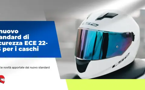 Casco bianco con visiera blu riflettente, simbolo del nuovo standard di sicurezza ECE 22-06 per i caschi.