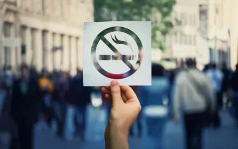 Zasady palenia tytoniu i e-papierosów podczas uroczystości: zakaz palenia w miejscach publicznych.