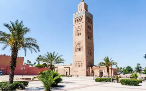 Koutoubia-Moschee in Marrakesch, ein Wahrzeichen und ein Muss für Marrakesch Geheimtipps. Palmen säumen den Platz.