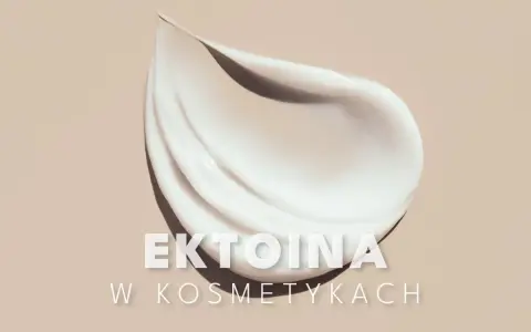 Smuga białego kremu kosmetycznego na beżowym tle z napisem "EKTOINA W KOSMETYKACH".