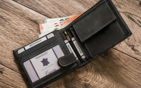 Ciemnoszary portfel wędkarski z miejscem na karty i banknoty, wykonany z prawdziwej skóry.