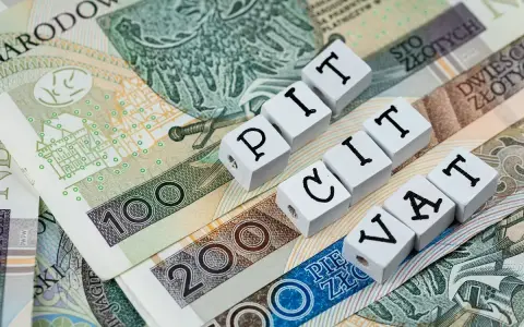 Polskie banknoty 100 i 200 zł z napisami PIT i VAT. Czekam na ulgę na złe długi.
