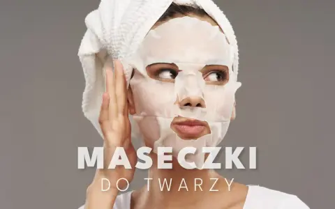 Kobieta z ręcznikiem na głowie stosuje najlepszą maskę nawilżającą do twarzy. Tekst: "MASECZKI DO TWARZY".