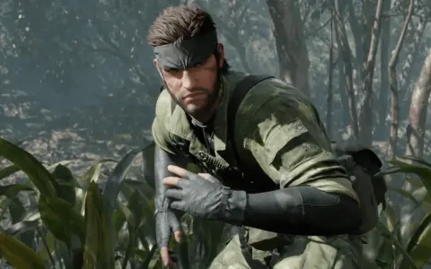 Snake, en su misión de **guía Metal Gear Solid Delta**, se agazapa en la jungla, listo para la acción.