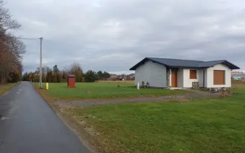 Dom w budowie, szary tynk, ciemny dach. Zastanawiasz się, ile trwa budowa domu 100m2?