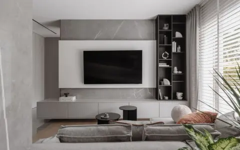 Nowoczesne pomysły na ścianę TV: minimalistyczna zabudowa, szary marmur i elegancka półka.