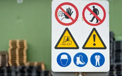 Las señales de seguridad pueden ser: prohibido el paso, precaución con carretillas, usar casco, calzado de seguridad y ropa protectora.