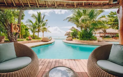 Relaks przy basenie z widokiem na ocean. Idealne miejsce, by zastanowić się, gdzie na Zanzibar.