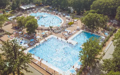 Widok z lotu ptaka na baseny i leżaki na terenie Bijela Uvala Camping.