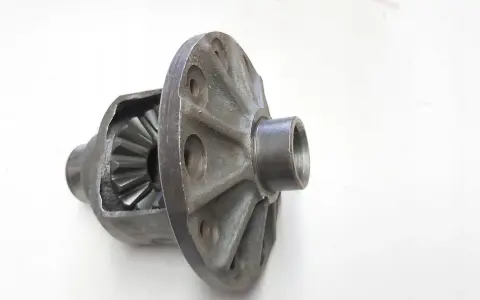 Metalowa obudowa z zębatkami, czyli mechanizm różnicowy inaczej.