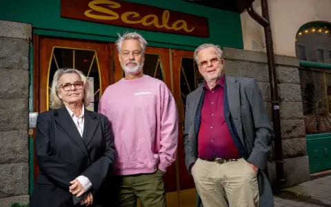 Henrik Schyffert och hans band, medlemmar från Scala, poserar framför teatern.