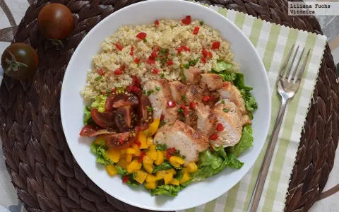 Bowl con quinoa, pollo a la plancha, tomates y mango. Un plato ideal de alimentos saciantes para adelgazar.