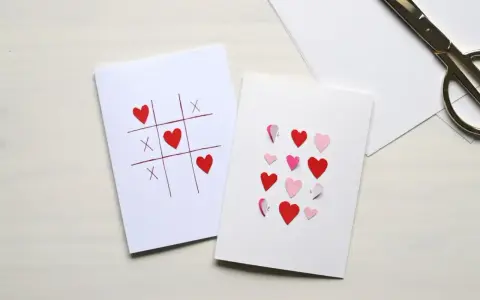Ręcznie robione pomysły na kartki walentynkowe: gra w kółko i krzyżyk z serduszkami oraz kartka z serduszkami tworzącymi napis LOVE.