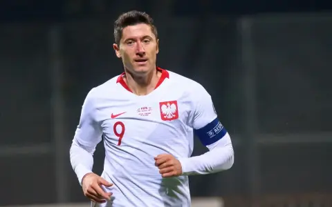 Piłkarz reprezentacji Polski Robert Lewandowski w białej koszulce z numerem 9.