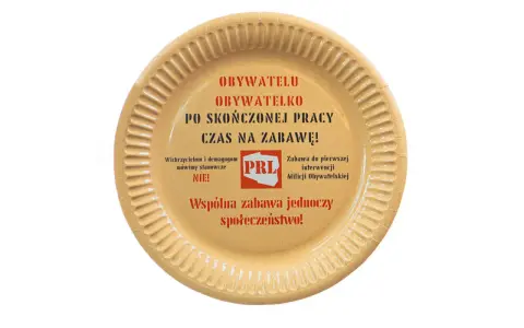 Impreza w stylu PRL: Gadżety i dekoracje, które przeniosą Cię w czas!