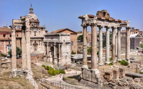 Starożytne ruiny Forum Romanum w Rzymie, gdzie zobaczyć można łuk triumfalny i kolumny.