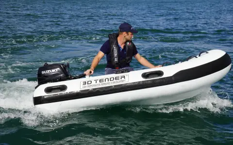 Un homme pilote un semi-rigide 3D TENDER avec un moteur Suzuki 60cv 4 temps. Avis sur ce moteur : performant et fiable.