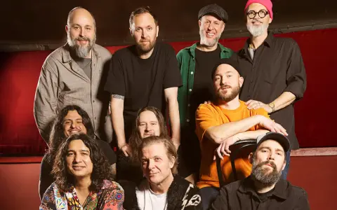 Medlemmar av Teddybears poserar för ett gruppfoto.