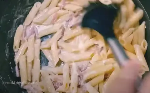 Pasta Panna e Speck: Ricetta Veloce, Cremosa e Perfetta in 15 Minuti